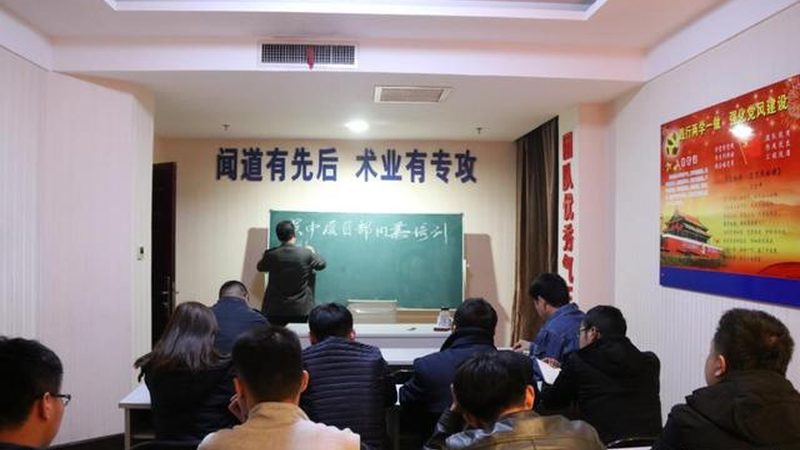 培训方式的选择应结合企业实际情况和培训内容。常见培训方式有：